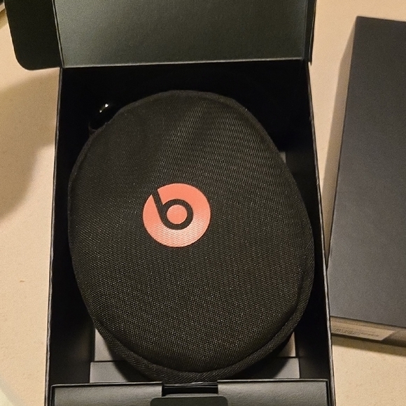 Solo3 Wireless Headphones - Gold - Picture 8 of 13